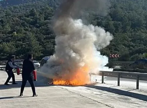 Torbalı'da seyir halindeki hafif ticari araç alevlere teslim oldu