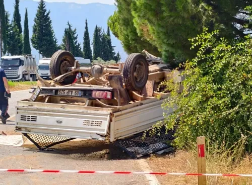 Karşı şeride geçen kamyonet devrildi: 3 kişi hayatını kaybetti
