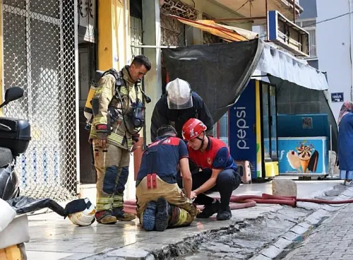 Bayraklı’da apartman yangını: 2 kişi dumandan etkilendi