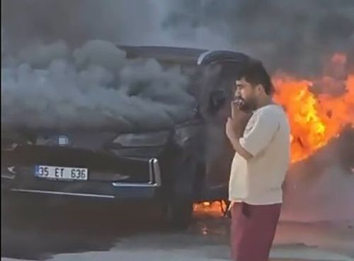 Torbalı’da park halindeki elektrikli otomobil alevlere teslim oldu!