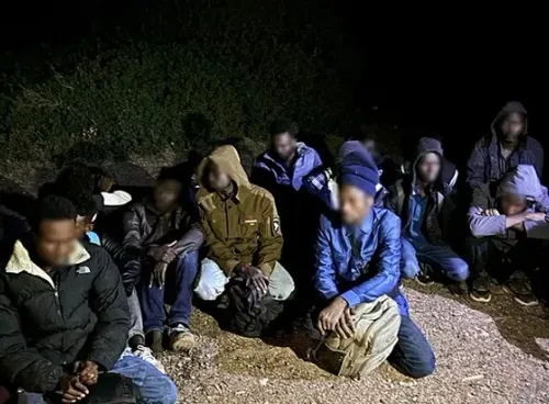 İzmir'de üç ayrı operasyonda 73 düzensiz göçmen yakalandı