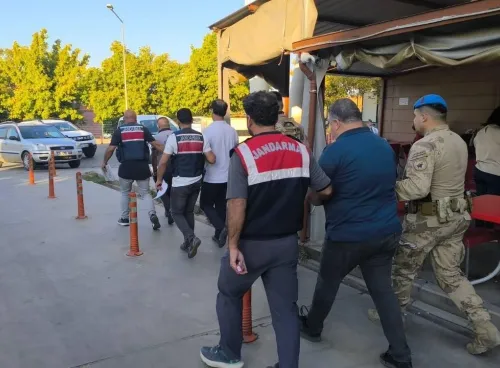 İzmir'de FETÖ operasyonu: 24 şüpheliden 3'ü tutuklandı