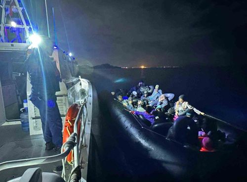 İzmir açıklarında 111 düzensiz göçmen yakalandı:  İl Göç İdaresine teslim edildi