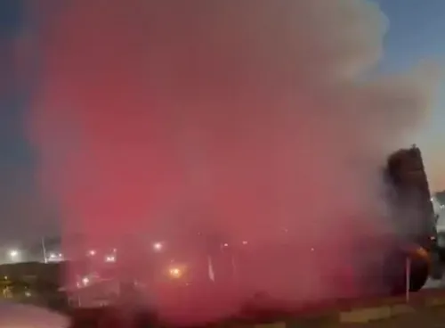 Aliağa’da hareket halindeki tır alevlere teslim oldu