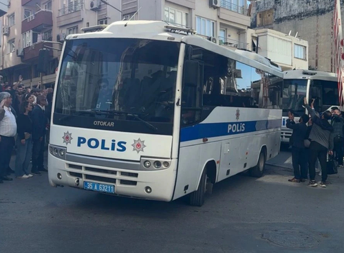 Bayraklı operasyonunda yeni gelişme: Gözaltındaki 47 kişi sağlık kontrolünden geçirildi