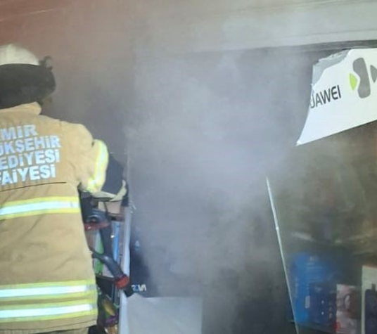 Aliağa'da Telefon Aksesuar Mağazasında Yangın: Hasar Büyük
