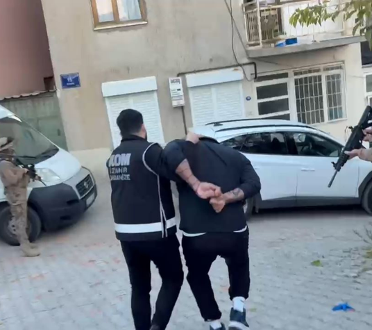 Çeşme’de nefes kesen operasyon: 6 ayrı suçtan aranan firari kıskıvrak yakalandı