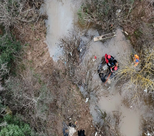 Selde sürüklenen araçtan kaçan şüpheli her yerde aranıyor