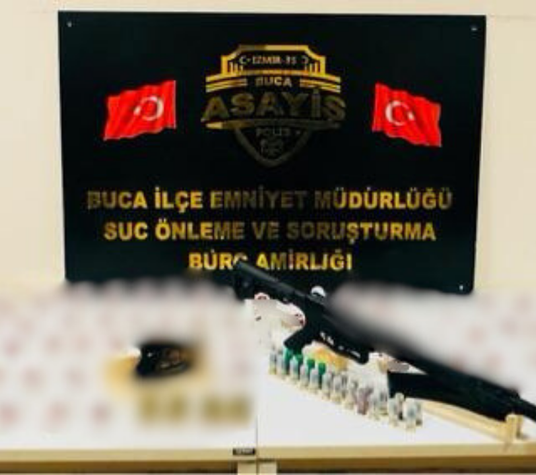 Buca’da polis operasyonu: Evden ruhsatsız silah ve binlerce sentetik ecza çıktı