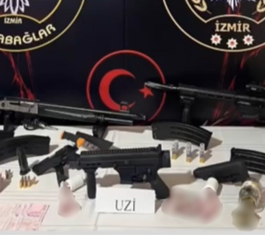 Karabağlar’da cephanelik gibi ev: 3 şüpheli yakalandı