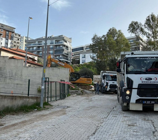 İzmir’de tahliye edilen sokakta istinat duvarı temizleme çalışmaları sürüyor