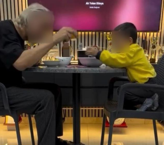 3 yaşındaki oğlunu alkol masasına oturtup paylaşan baba serbest bırakıldı