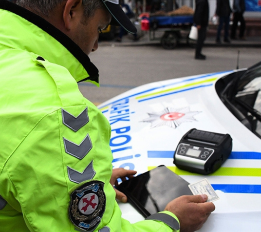 Kavşakta drift atan sürücüye ağır yaptırım: Ehliyetine el konuldu