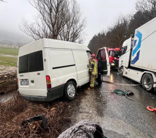 Ödemiş’te direksiyon hakimiyeti kaybolan sürücü tırla çarpıştı: 2 yaralı