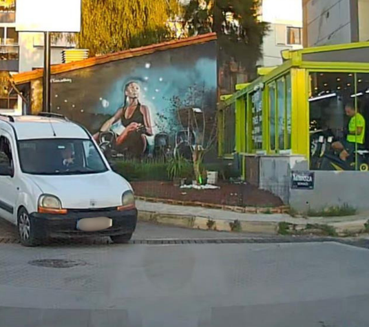 Balçova'da ters yöne giren sürücünün kural ihlali araç kamerasına yansıdı