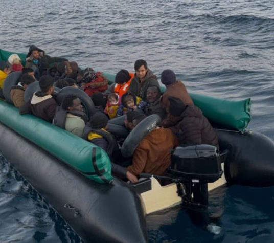 İzmir açıklarında göçmen operasyonu: 10’u çocuk 43 kişi yakalandı