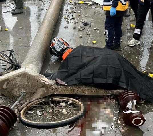 Bisiklet sürücüsü devrilen direğin altında hayatını kaybetti