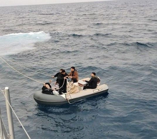 Yunanistan'ın geri ittiği 6 göçmen Seferihisar açıklarında kurtarıldı: 1 kaçakçı yakalandı