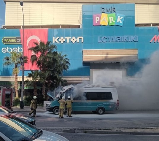 Konak'ta seyir halindeki minibüs alev aldı