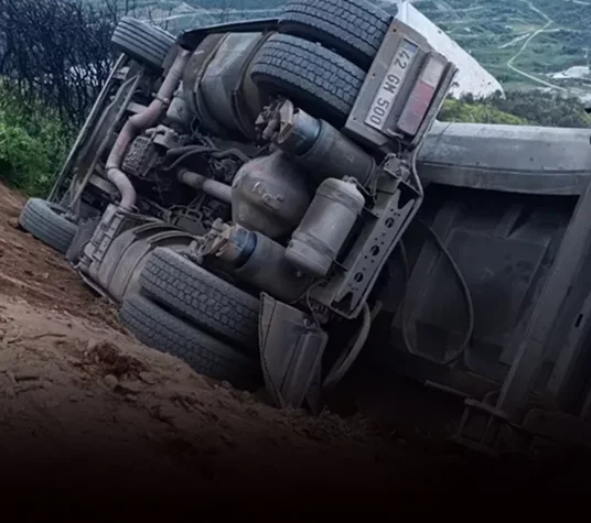 Ödemiş'te kamyon şarampole devrildi: Sürücü yaralandı