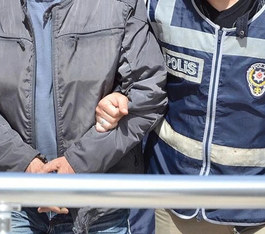 İzmir’de yasaklı madde operasyonu: Torbacı gözaltına alındı, çok sayıda hap ele geçirildi