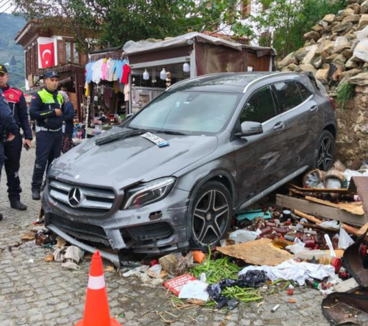 Şirince'de korkutan kaza: Araç tezgaha uçtu, 1 yaralı