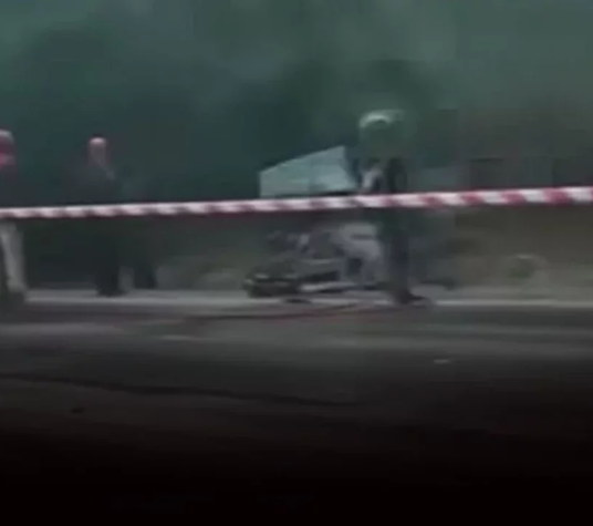 İzmir'de kamyonet ile otomobil kafa kafaya geldi: 2 yaralı