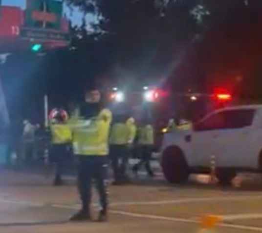 İzmir'de feci kaza: Bariyerlere çarpan araç alev aldı, sürücü hayatını kaybetti