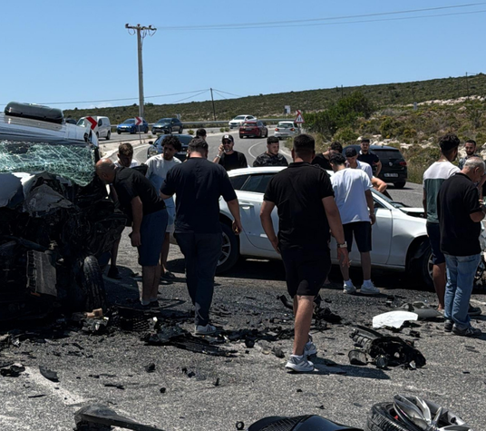 Çeşme’de korkutan kaza: İki sürücü araçta sıkıştı