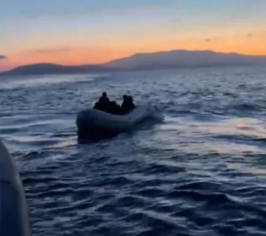 Çeşme açıklarında çifte operasyon: 46 düzensiz göçmen kurtarıldı ve yakalandı