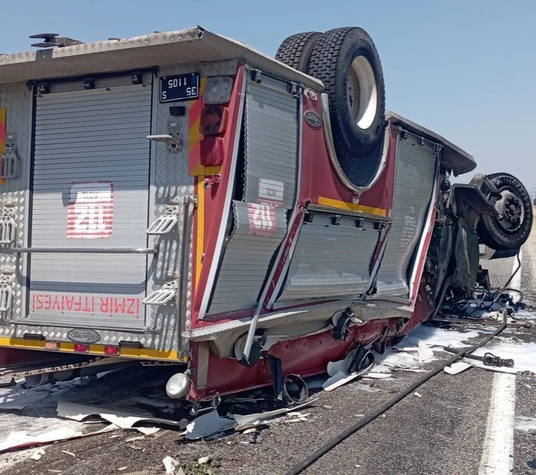 Bergama'da ihbara giden itfaiye aracı devrildi: 2 yaralı