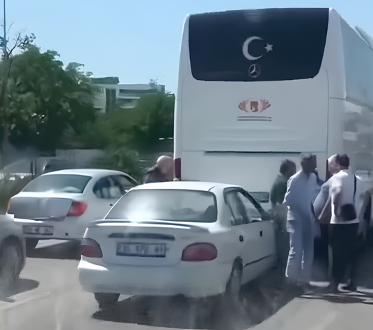 Karşıyaka’da otobüs ile otomobil çarpıştı