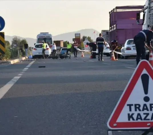 Ödemiş’te motosiklet otomobile çarptı: 2 kişi yaralandı