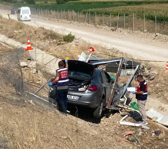 Otomobil bariyerleri aşıp kulübeye girdi: 1 ölü, 1 yaralı
