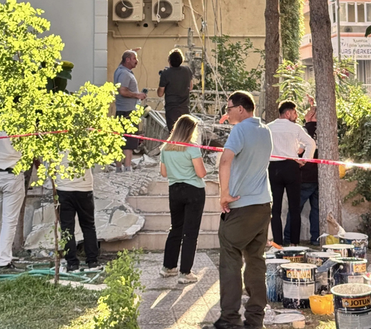 Balçova'da korkutan iş kazası: İskele çöktü, 3 kardeş işçi yaralandı
