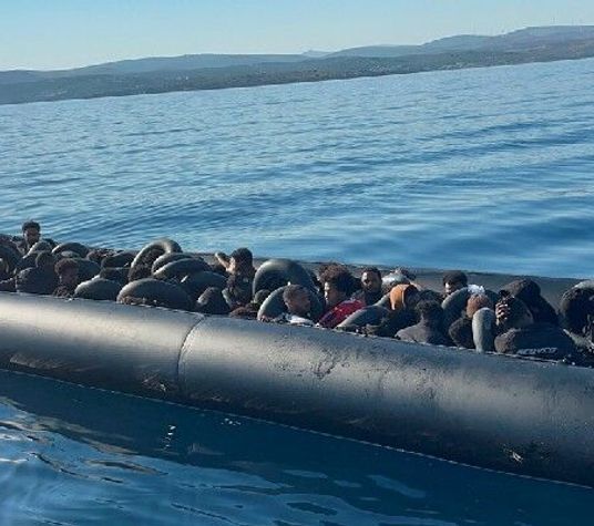 Çeşme açıklarında ve koylarda 54 düzensiz göçmen yakalandı