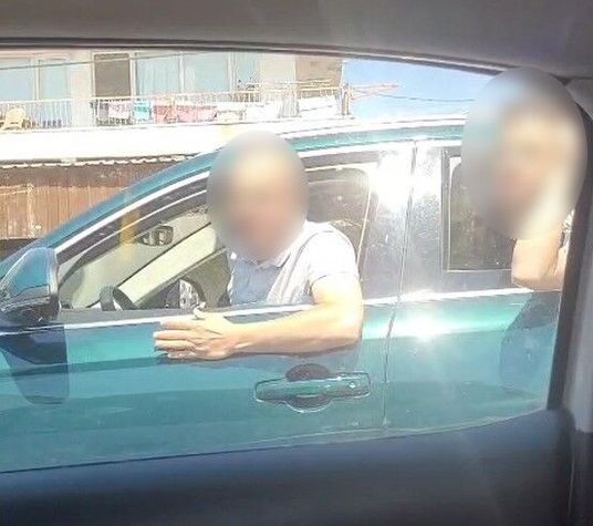 İzmir otoyolunda dehşet: Önünü kestikleri araca taş ve küfürlerle saldırdılar