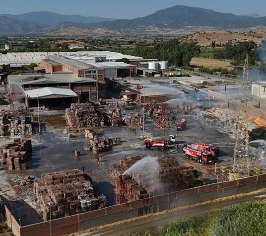 Tire’de kağıt fabrikasının deposunda yangın! Müdahale sürüyor