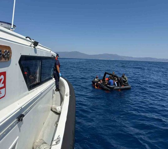 İzmir’de 57 düzensiz göçmen kurtarıldı!