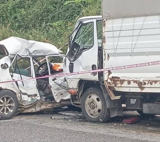 Aydın’da otomobil ve kamyonet çarpıştı: 1 kişi hayatını kaybetti, 2 kişi yaralandı