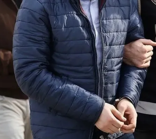 İzmir’de kesinleşmiş hapis cezası bulunan iki firari yakalandı
