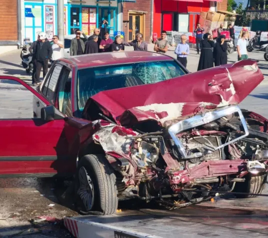 Denizli’de kırmızı ışık kazası: Otomobilde sıkışan 2 kişi kurtarıldı