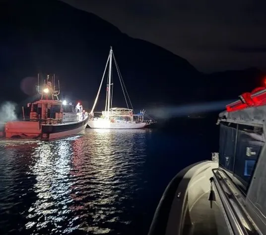 Muğla açıklarında gezi teknesine baskın: 7’si çocuk 15 düzensiz göçmen yakalandı