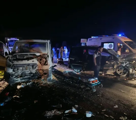 Manisa’da üç araç birbirine girdi! 1'i ağır 5 yaralı