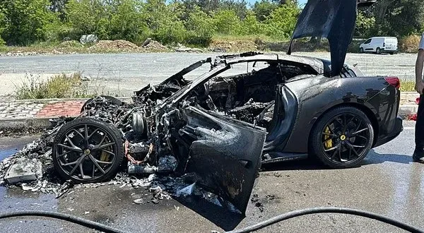 Lüks elektrikli araç alev aldı, sürücü son anda kurtuldu