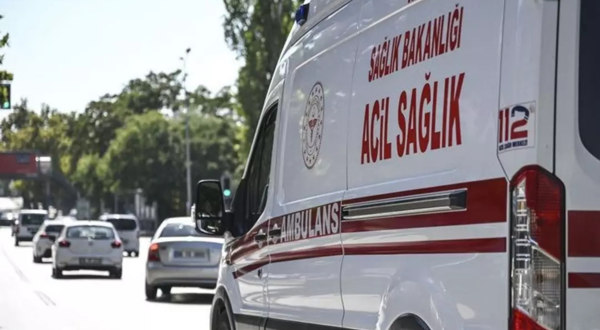 Dikili’de iki otomobil çarpıştı: 1 kişi hayatını kaybetti, 2 yaralı