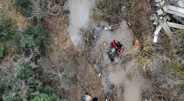 Selde sürüklenen araçtan kaçan şüpheli her yerde aranıyor