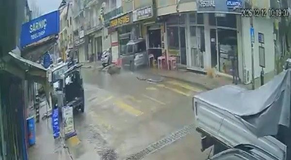 Seyir halindeyken şekeri düştü: Kontrolden çıkan araç pastaneye daldı