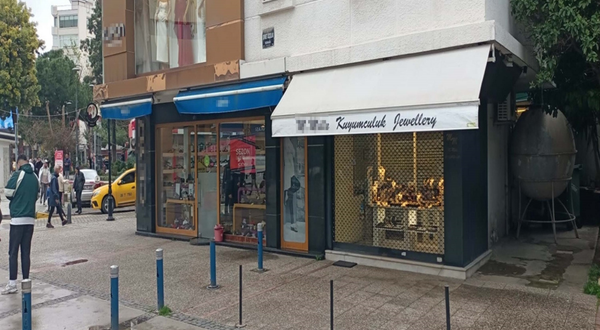 Konak'ta soygun girişimi kuyumcunun son anda kapıyı kapatmasıyla önlendi