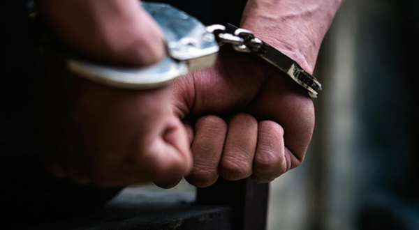 Karabağlar'da 3 yaşındaki oğlunu alkol masasına oturtan baba gözaltında